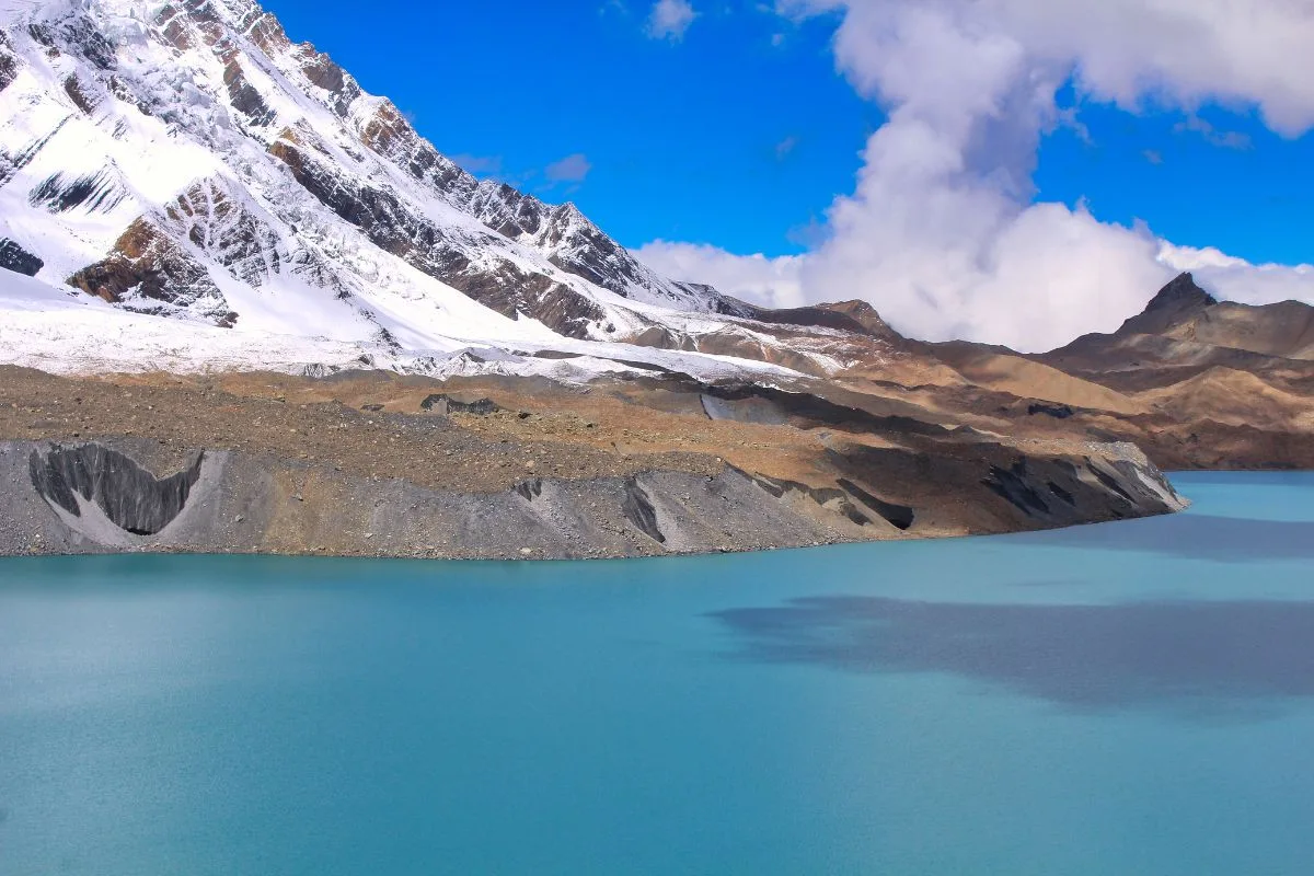 Tilicho lake ( 4,919 m ) in the Annapurna range of the Himalayas
